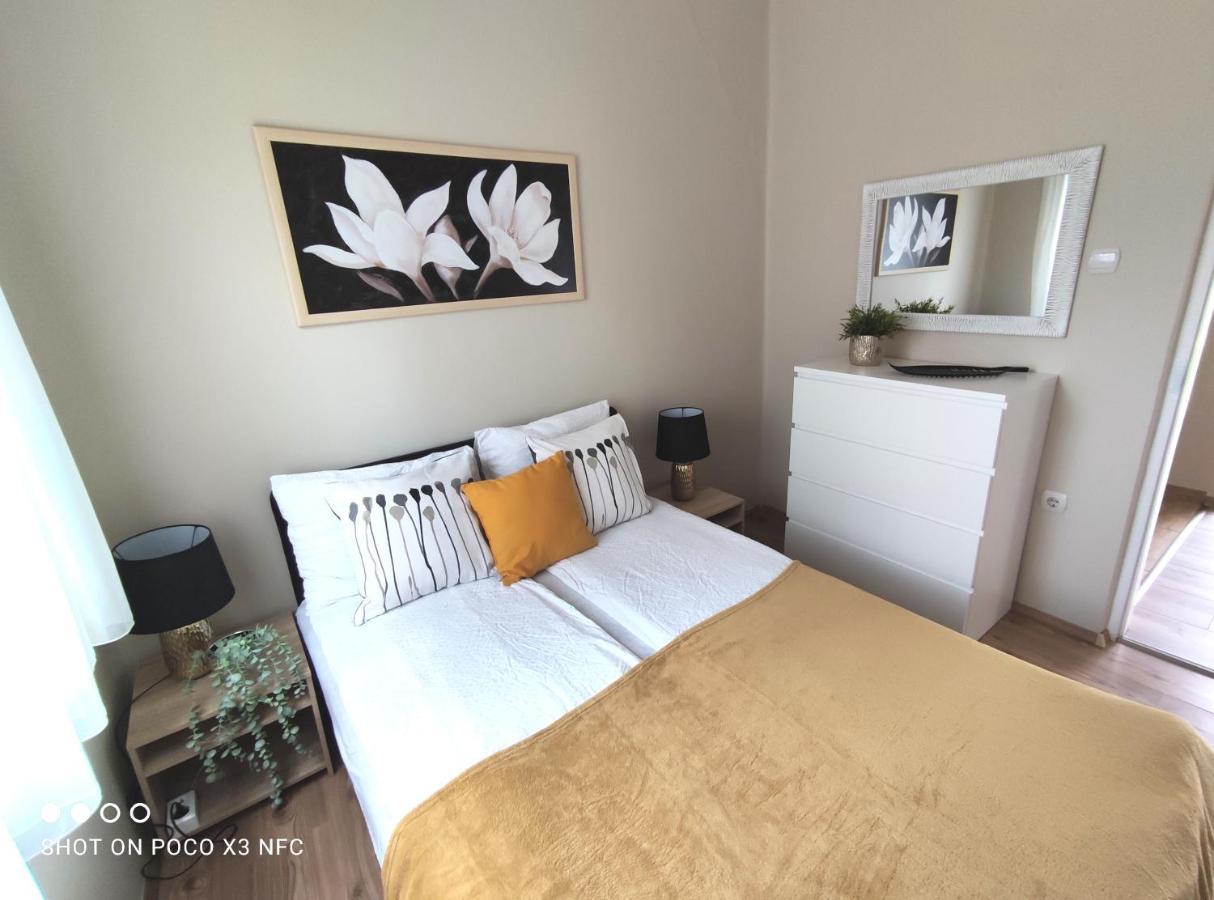 Alom Apartman Мезйокйовешд Екстер'єр фото