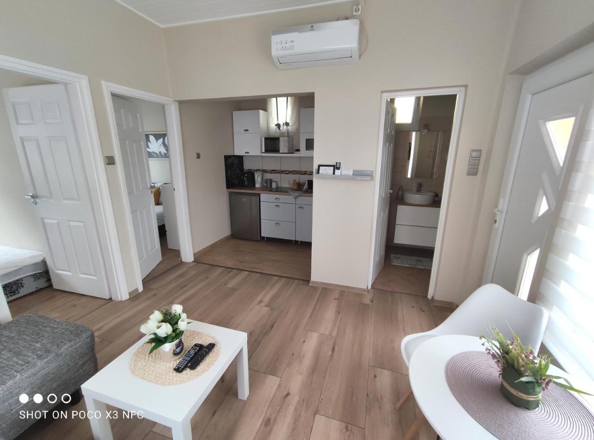 Alom Apartman Мезйокйовешд Екстер'єр фото